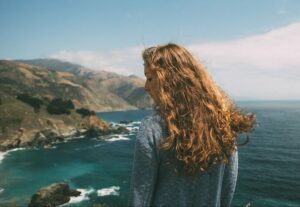 femme faisant secher ses cheveux au vent