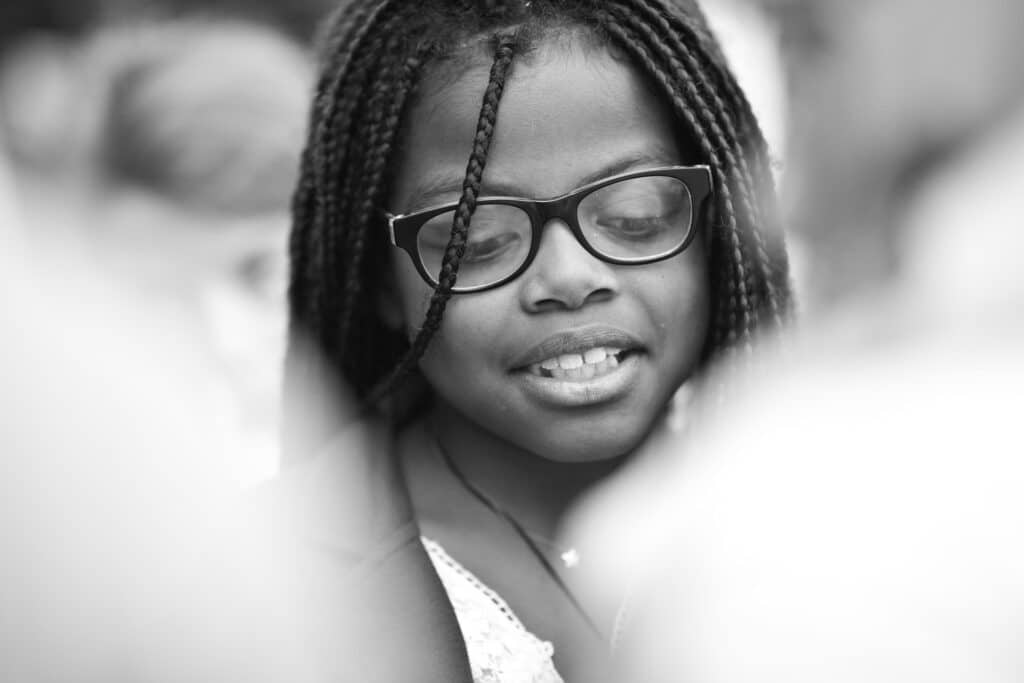 Un enfant portant des lunettes à cause d'un problème de vue