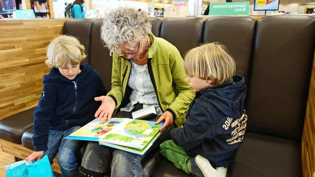 La presbytie empêche cette grand-mère de s'épanouir dans la lecture.