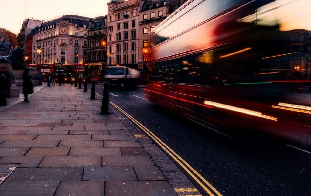 bus autonome dans une rue