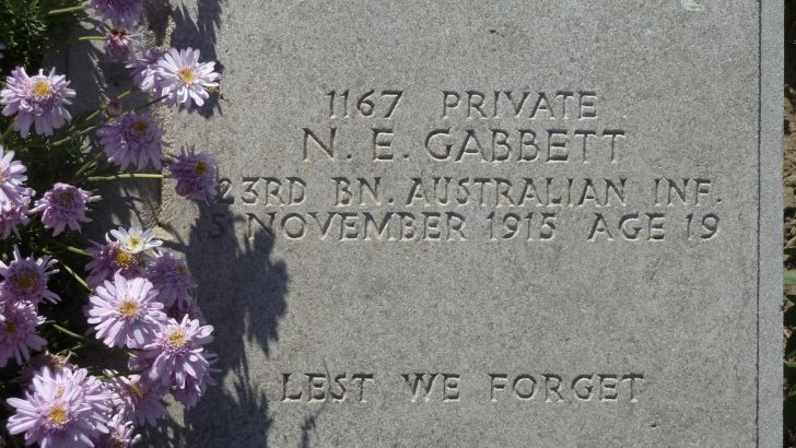 Quels sont les différents types de plaques funéraires que vous pouvez faire faire pour un proche ?