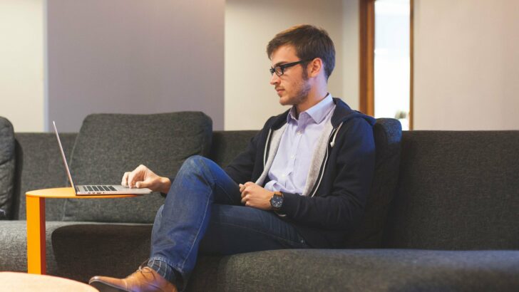 Quelle est la meilleure position à adopter pour travailler sur ordinateur ?
