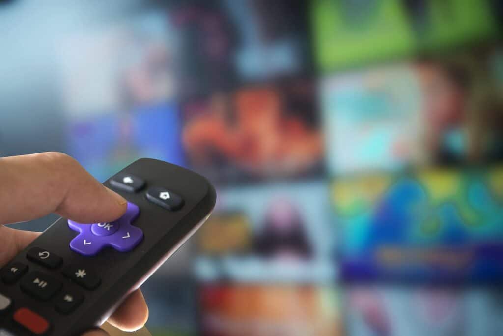 une personne qui recherche un programme TV