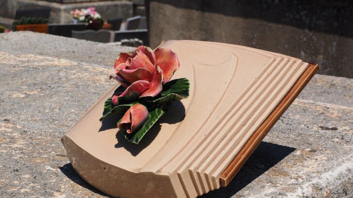 Comment bien choisir sa plaque funéraire ?