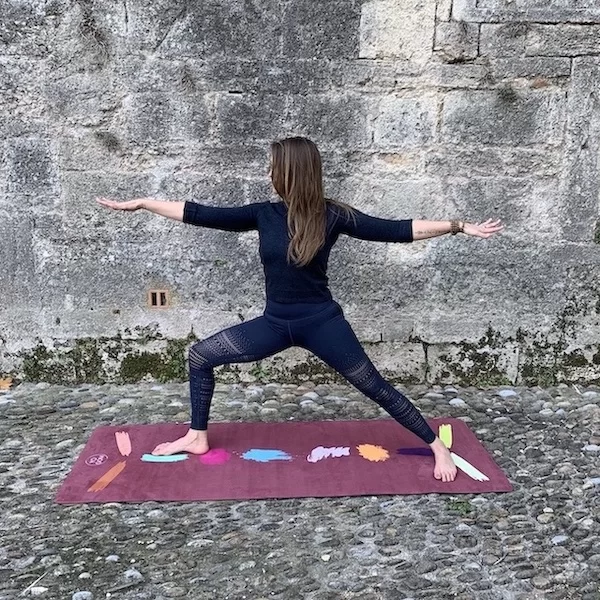 femme faisant du yoga sur un tapis