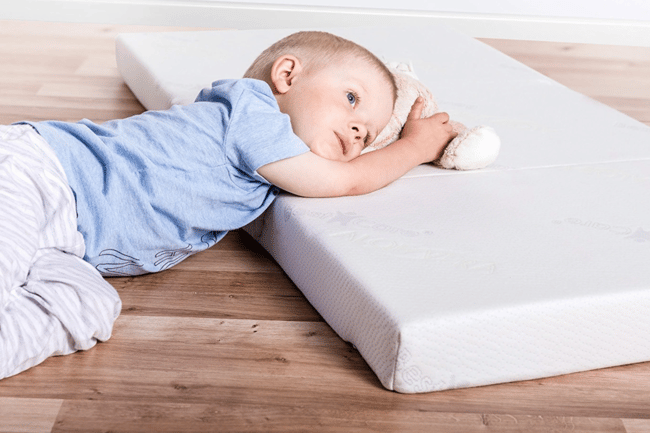 bébé sur un matelas