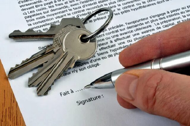 un homme signant un contrat de location vacances