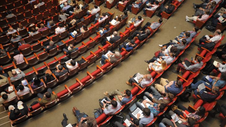 Séminaire et conférence : quelle est la différence ?
