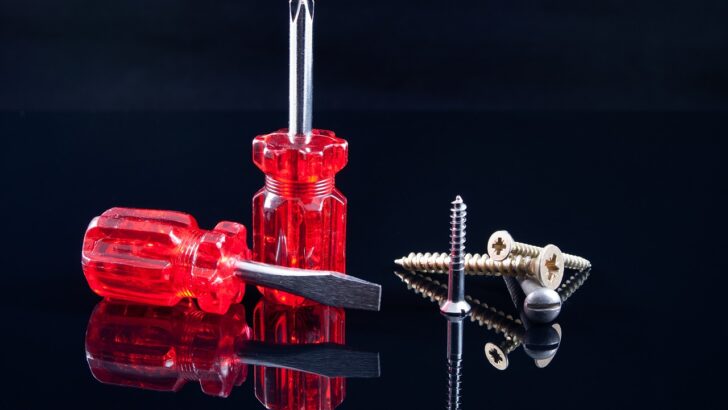 Enlever une vis foirée : comment faire ?