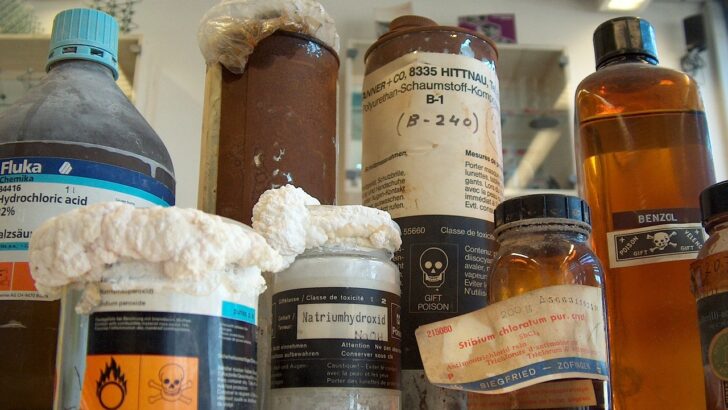 Acide chlorhydrique : déboucher ses canalisations avec