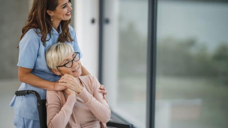 Le rôle de l’aide à domicile pour la santé mentale des seniors vivant seuls