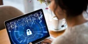 Vie privée en ligne : les astuces d’un expert en cybersécurité pour éviter d’être espionné