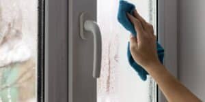 Condensation sur les fenêtres : la méthode simple pour en finir durablement