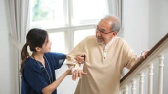 Des services d’aide à domicile adaptés aux besoins des seniors​ avec Amelis